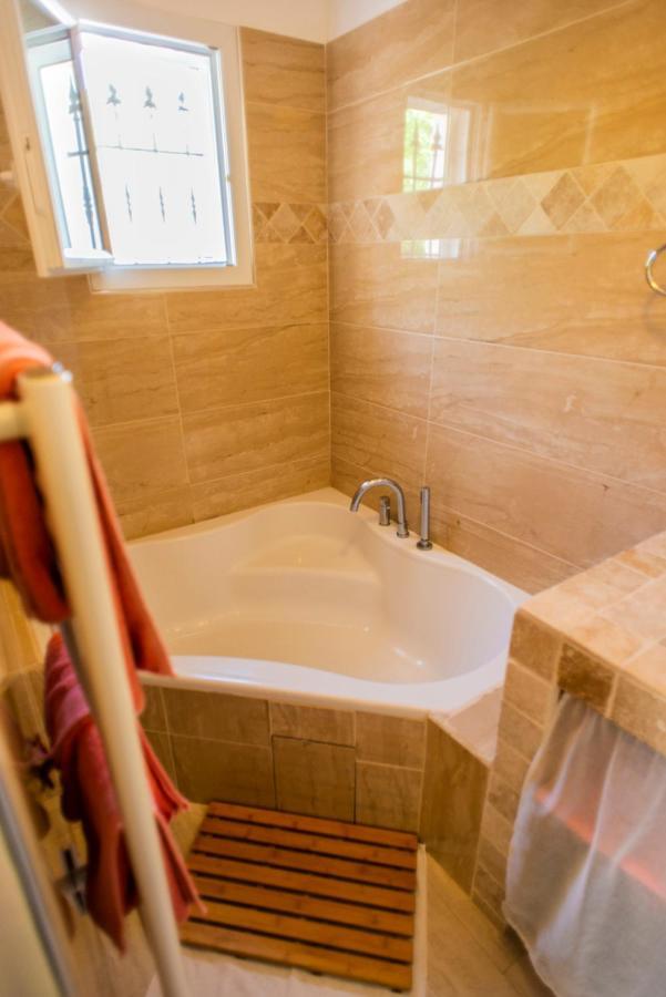 Bed and Breakfast Les Manaux En Provence Roquevaire Exterior foto